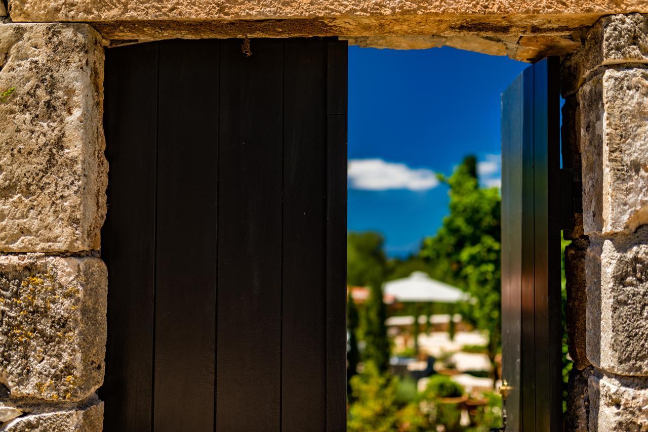 North Point Rooms Antipata  Bagian luar foto