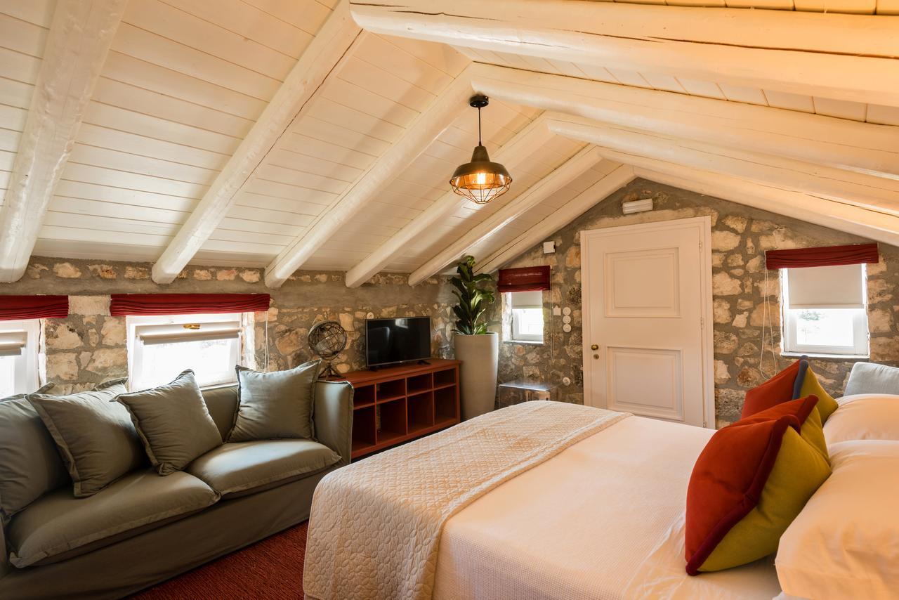 North Point Rooms Antipata  Bagian luar foto